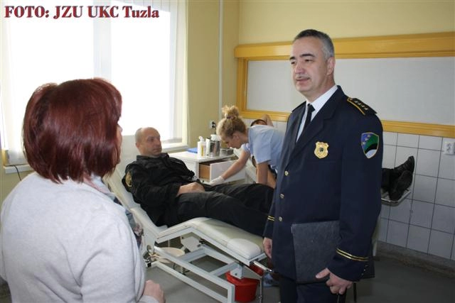 09-akcija-dobrovoljnog-darivanja-krvi-policijskih-sluzbenika-small
