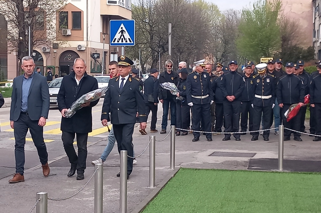 Polaganjem cvijeća obilježen 4. april u Tuzli