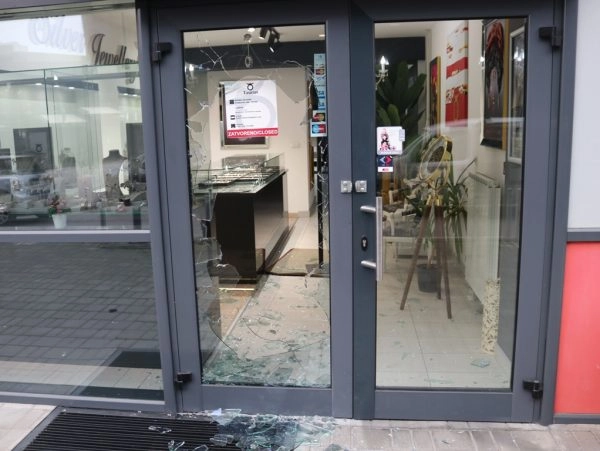 Uprava policije - otkriveni počinioci provala u zlatare u Tuzli, lišeno slobode tri lica